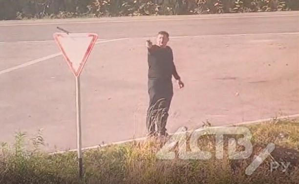 Трое молодчиков на Сахалине расстреляли дорожный знак из пистолета
