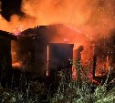 В Поронайске ночью горел заброшенный гараж