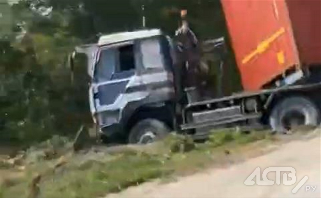 Фура и легковушка вылетели в кювет на дороге Южно-Сахалинск - Корсаков