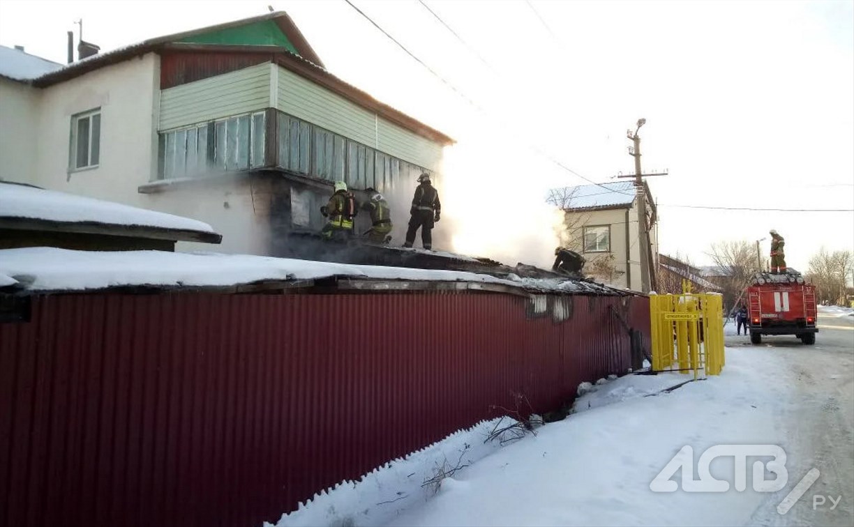 Женщину спасли из горящего дома в Южно-Сахалинске