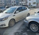 "Я в бешенстве": автохам на корейской машине заблокировал жительницу Южно-Сахалинска во дворе