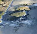 Сахалинка пробила два колеса на автомобиле, попав в коварные ямы по дороге из Холмска в Чехов