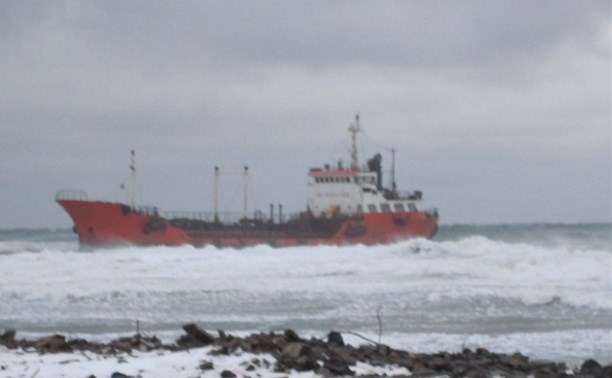 Экологическая катастрофа на Сахалине – топливо из севшего на мель танкера выливается в море 