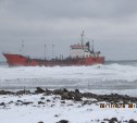 Экологическая катастрофа на Сахалине – топливо из севшего на мель танкера выливается в море 