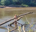 "Не умел плавать, цеплялся за бревно": в Тымовском из реки спасли мальчика 