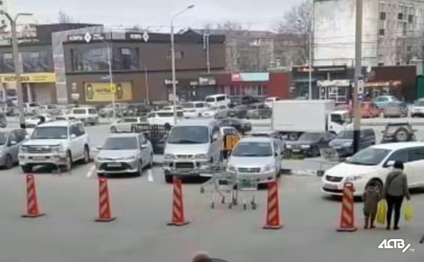 Брошенные тележки у торгового центра в Южно-Сахалинске повредили несколько машин