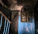 Взрослых и ребёнка эвакуировали при пожаре в Корсакове: подробности происшествия на Лермонтова