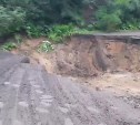 Часть дороги обвалилась в Углегорском районе - участок закрыли для движения