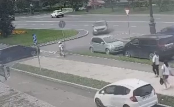 Столкновение авто и самоката с девочками: появилось видео момента ДТП в Южно-Сахалинске