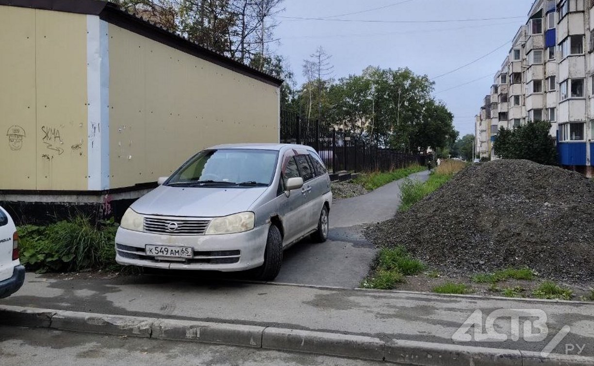 Автохам оккупировал новую дорожку, которую проложили для пешеходов в 12А мкр в Южно-Сахалинске 