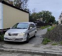 Автохам оккупировал новую дорожку, которую проложили для пешеходов в 12А мкр в Южно-Сахалинске 