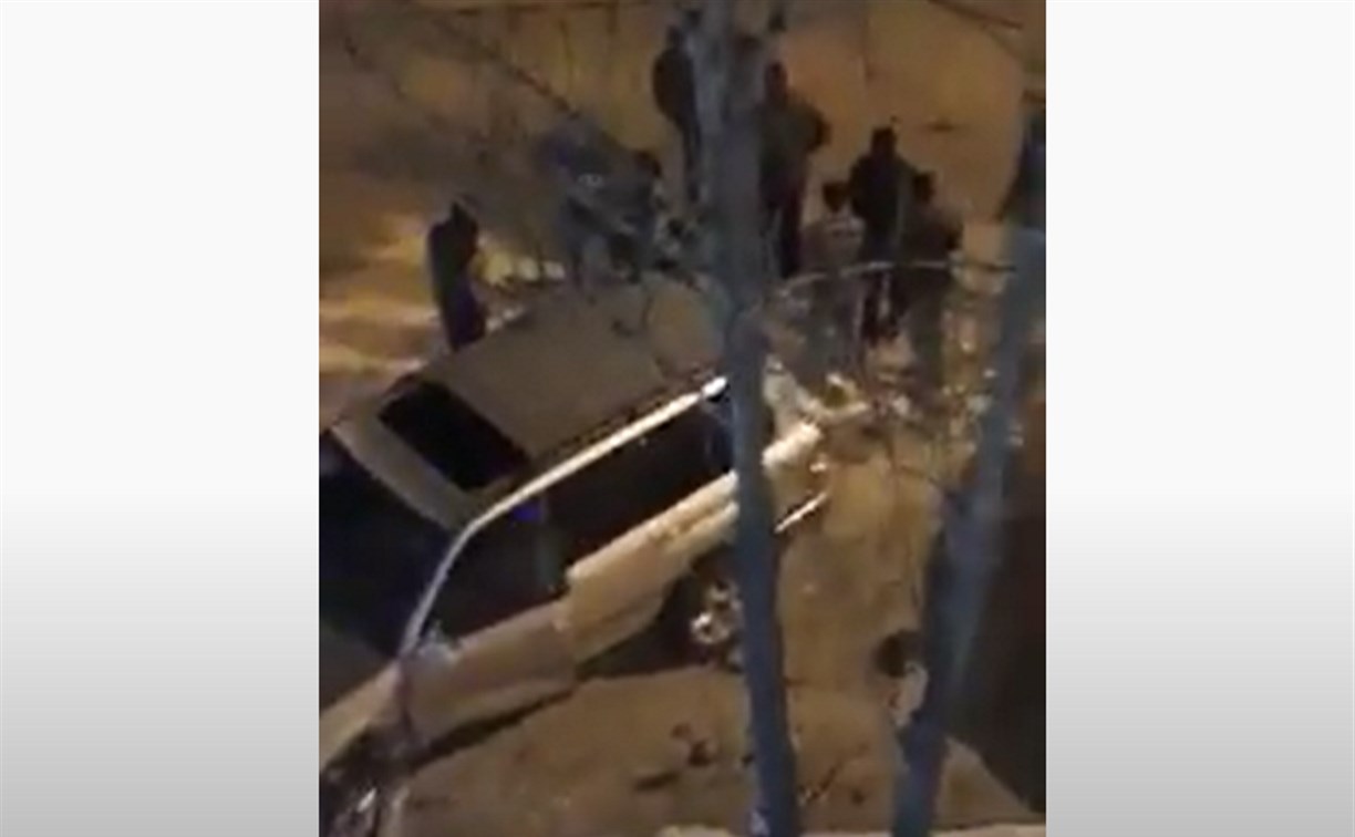 "Голову повредил": в Южно-Сахалинске на дороге не разъехались легковушка и внедорожник 