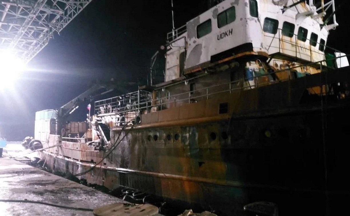 Опубликованы кадры последствий пожара на судне в порту на Курилах