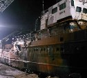 Опубликованы кадры последствий пожара на судне в порту на Курилах