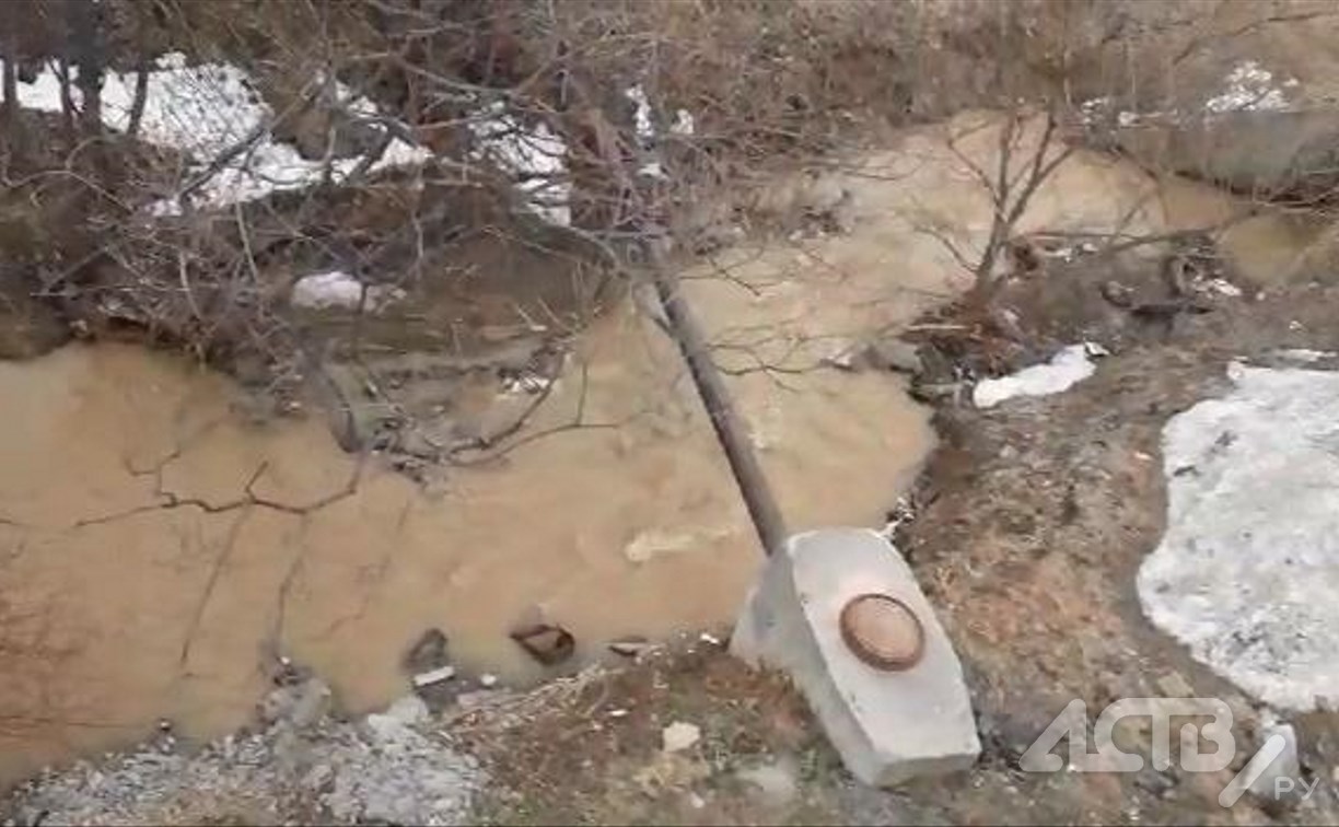 Ручей размывает берег у жилого дома в Южно-Сахалинске