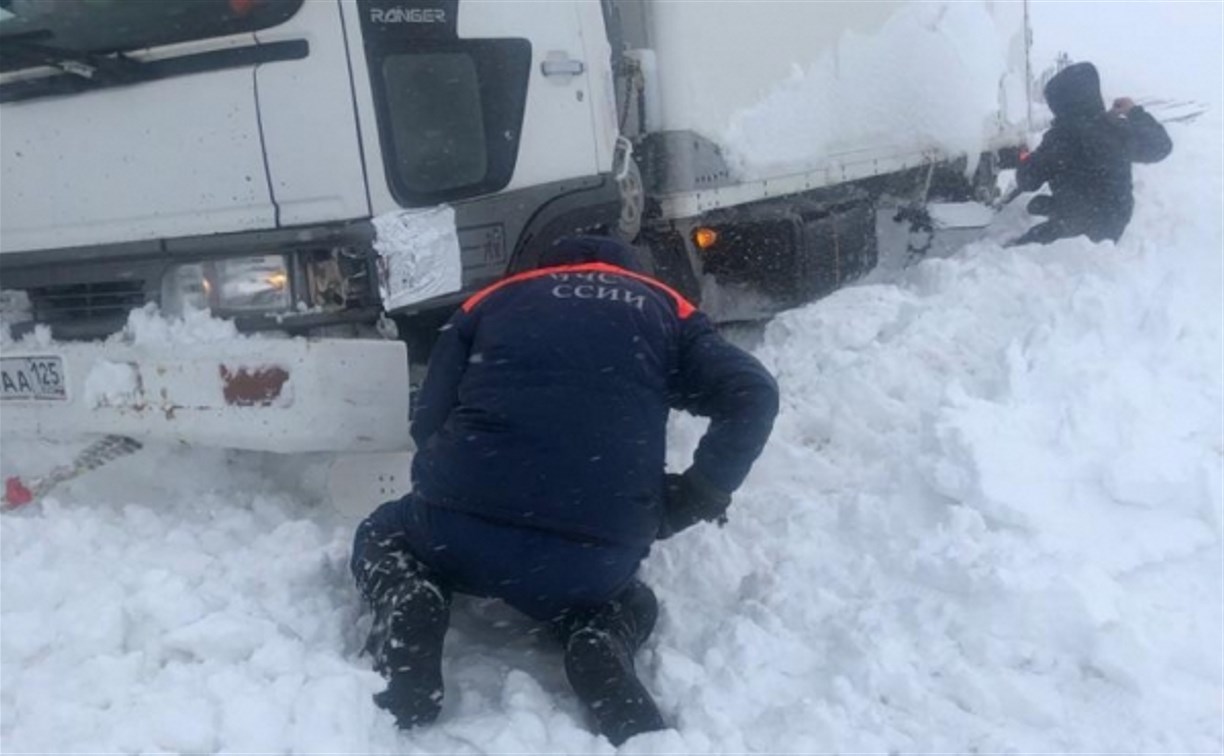 Спасатели эвакуировали из снежных заносов у Стародубского 5 автомобилей