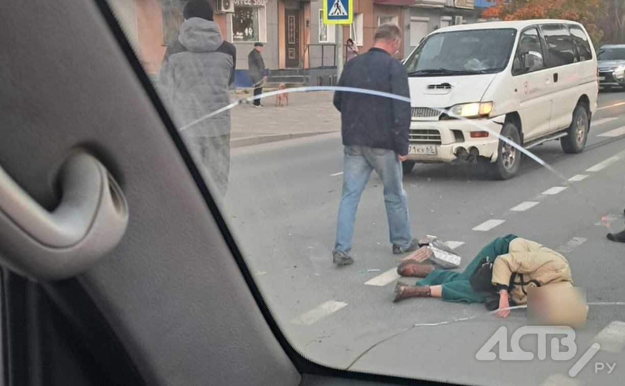Очевидцев наезда микроавтобуса на женщину ищет сахалинская полиция