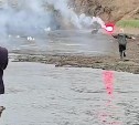 Медведь взял в "заложники" компанию молодых людей на Сахалине