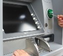 Сахалинка внесла крупную сумму в банковскую ячейку мошенников, приложив мобильник к банкомату
