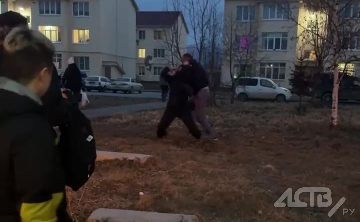 Очевидцы: агрессивный водитель автобуса в Южно-Сахалинске побил пассажира