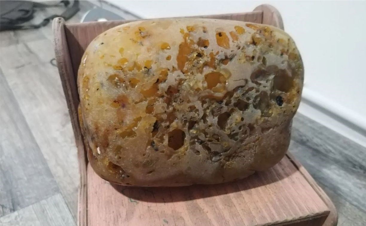 Сахалинец продает кусок янтаря, весом 4,2 кг, за миллион рублей