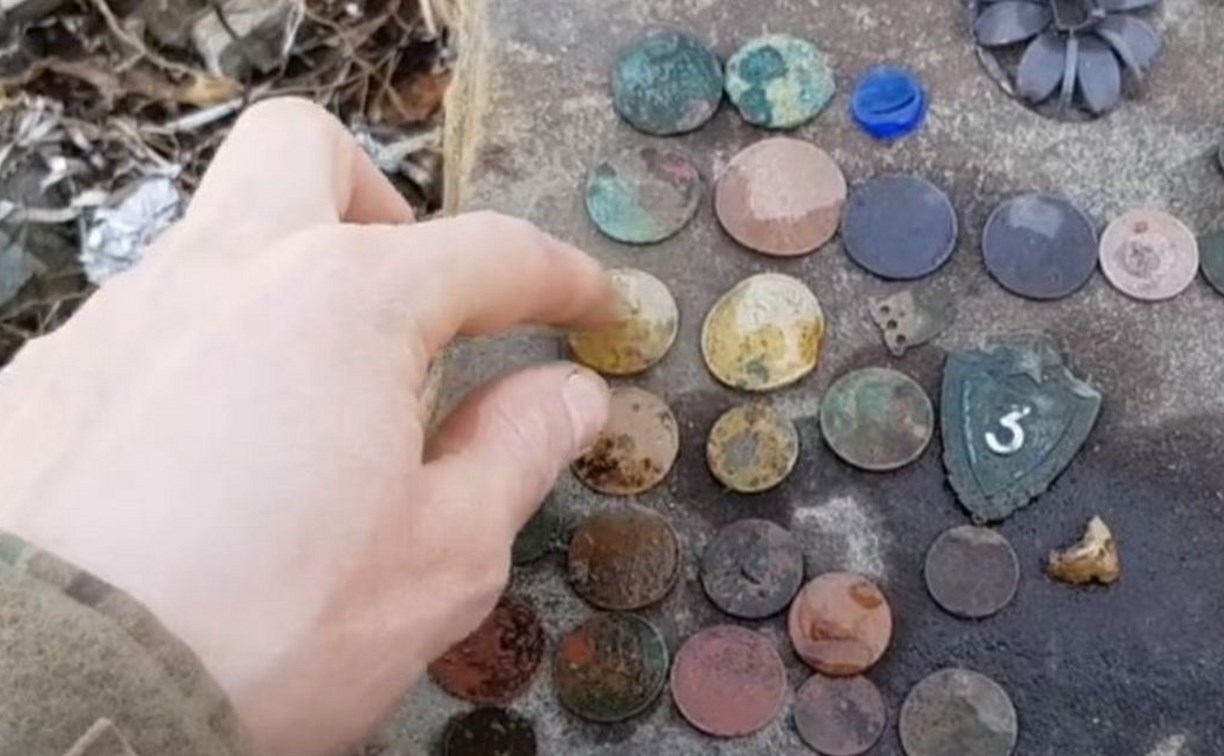 Кладоискатель откопал японские монеты на "свинцовом" сахалинском пляже