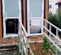 В Долинске неизвестные разгромили общественный туалет на площади 