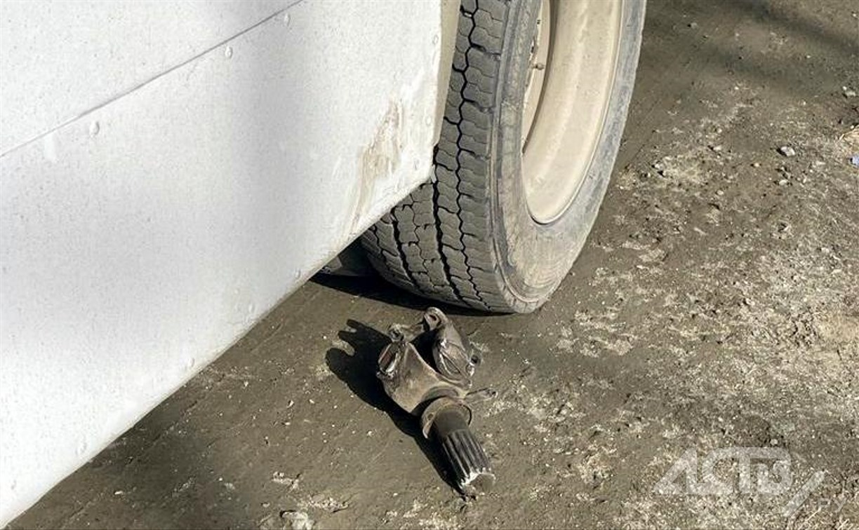Очевидцы: пассажирский автобус на Сахалине на ходу потерял часть кардана