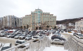 Администрация южно-сахалинского парка Гагарина решает парковочный вопрос