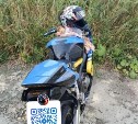 Автомобилист в Корсакове при выезде со двора сбил мотоциклиста