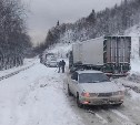 Началось: пассажирский автобус попал в снежный плен на перевале на Сахалине 