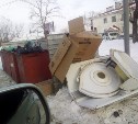 Дворы Анивы уже две недели завалены мусором