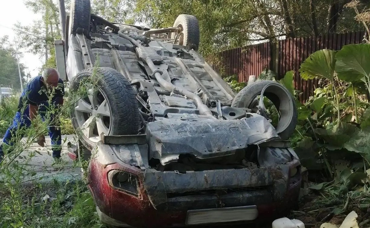 В Долинске из перевернутого на крышу "Субару" спасатели достали пострадавшего 