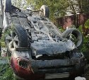 В Долинске из перевернутого на крышу "Субару" спасатели достали пострадавшего 