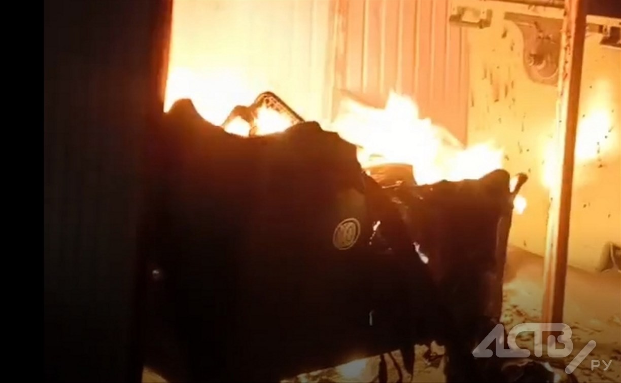 В Холмске за несколько минут сгорел мусорный контейнер 