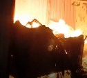 В Холмске за несколько минут сгорел мусорный контейнер 