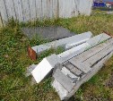 Задний двор старой школы в Курильске постепенно превращается в свалку