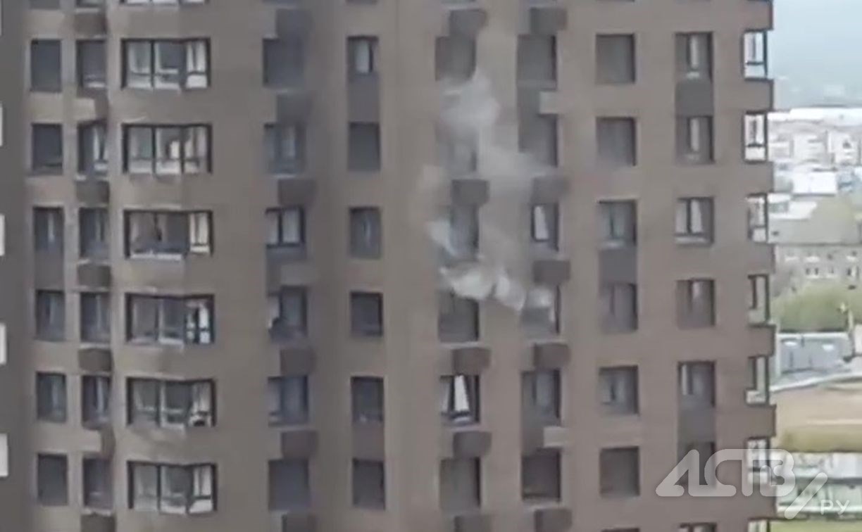 "Из окна валил дым": в Южно- Сахалинске пожарные съезжались к многоэтажке в "Уюн"