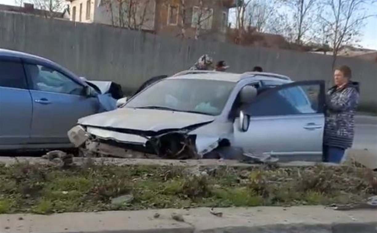 На Холмском шоссе лоб в лоб столкнулись два авто