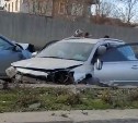 На Холмском шоссе лоб в лоб столкнулись два авто