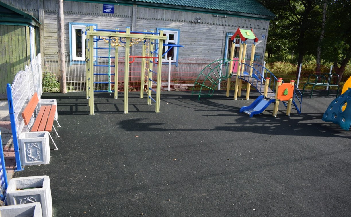 Навесную конструкцию над детской площадкой установят в Лесном