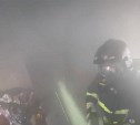 Заброшенные многоэтажки продолжает полыхать в Охе