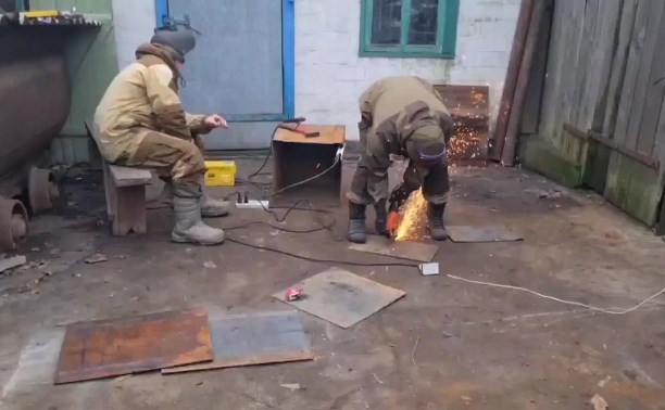 Сахалинцы показали, как строят баню из подручных материалов в зоне СВО
