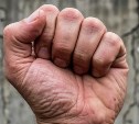 "Ударил о стену и стал душить": в Южно-Сахалинске мужчина избил школьницу 