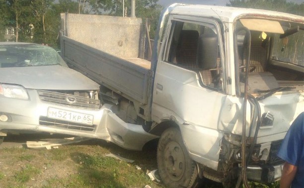 Девушка пострадала при столкновении грузовика и легковушки в Южно-Сахалинске