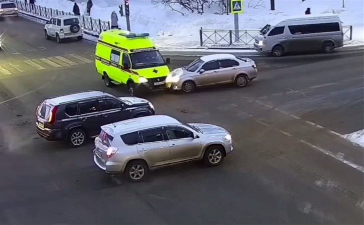 "Куда смотрел": иномарка на перекрёстке в Южно-Сахалинске влетела в реанимобиль