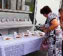 На ярмарке в Южно-Сахалинске отметили День торговли дегустациями и концертом