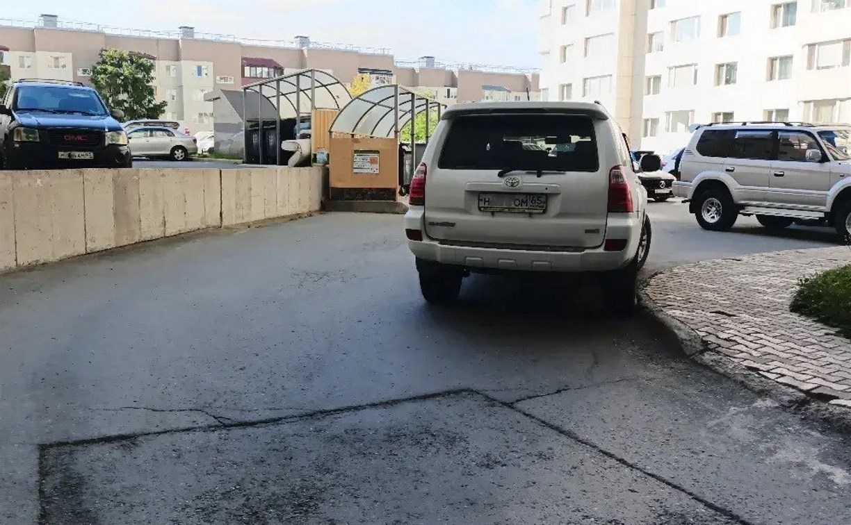  Более 60 штрафов заплатили южносахалинцы за парковку у мусорок 