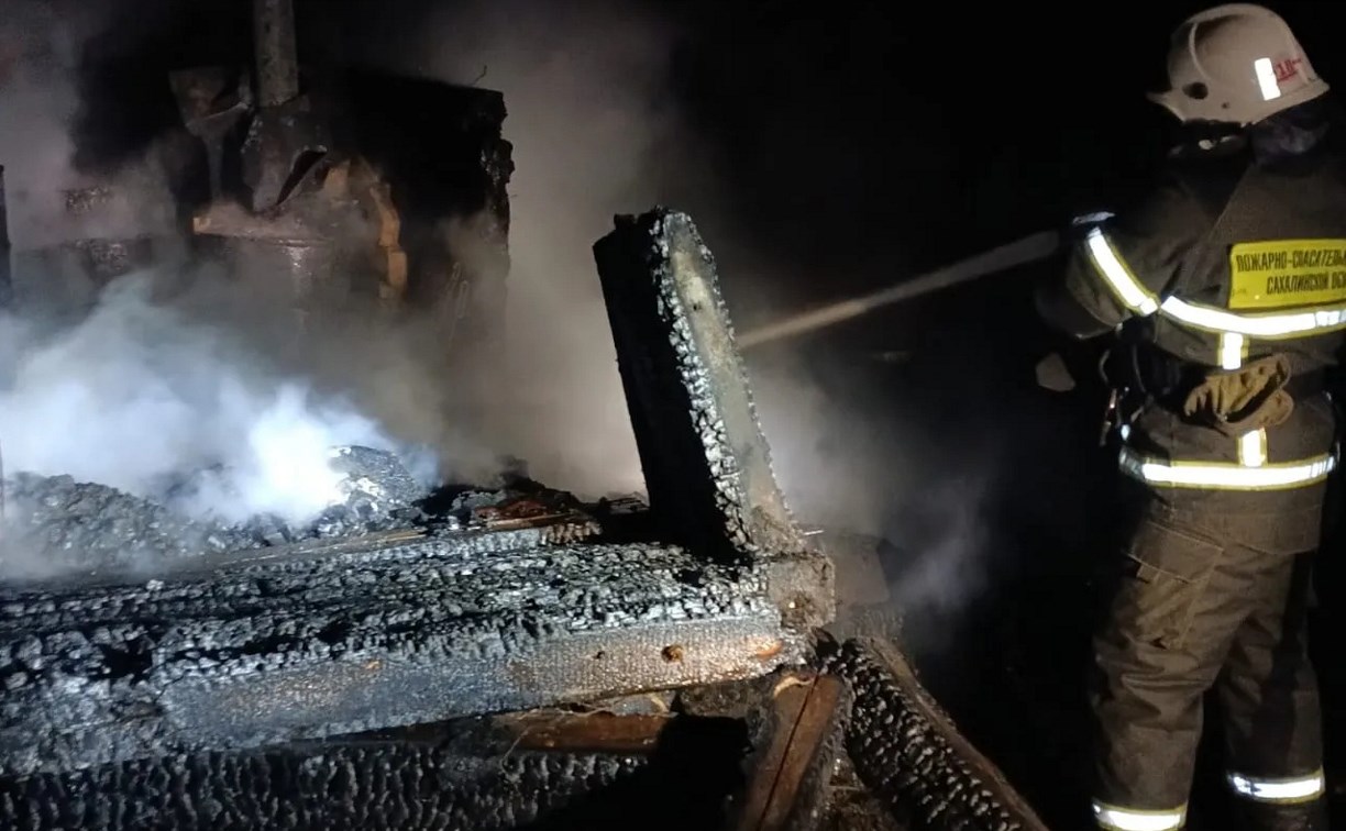 Хозпостройка сгорела в Ударном