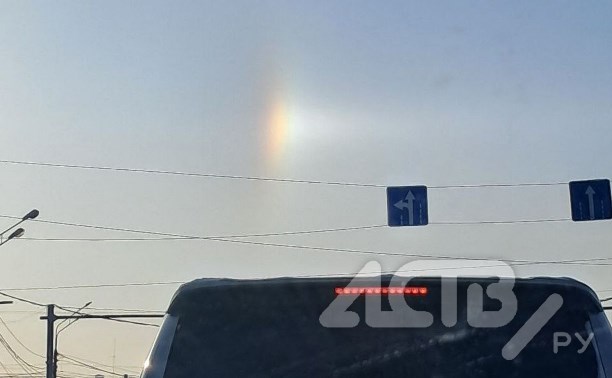 Светящийся столб появился в небе над Южно-Сахалинском